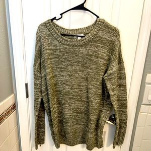 Green soft sweater with zipper cuff